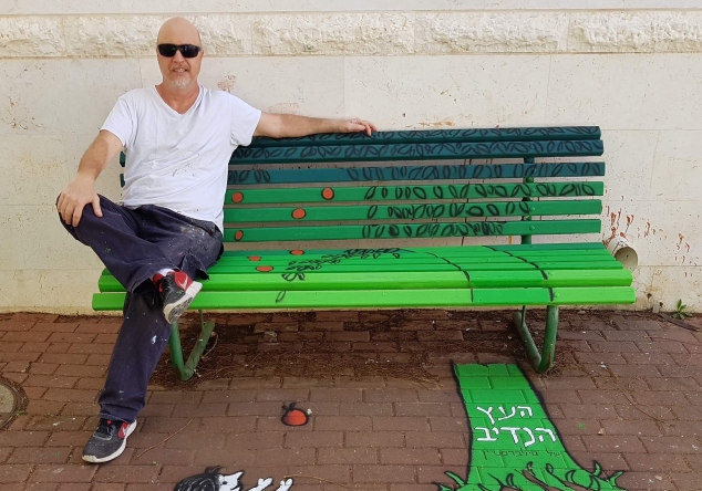 ציור על ספסלים