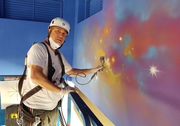 ציורי קיר במהלך העבודה