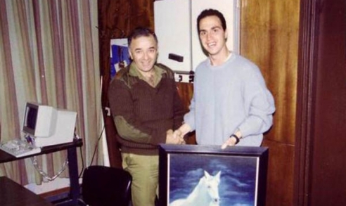 מחזיקים תמונה של סוס לבן