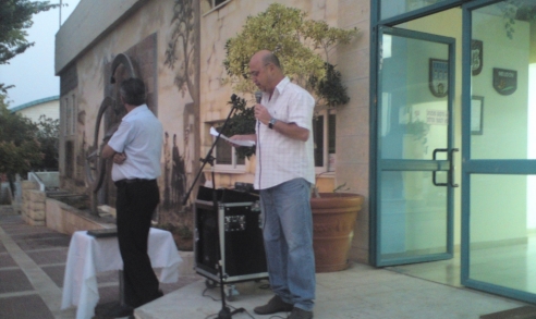 הלל נואם בבית ספר