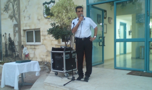 נאום במתחם בית ספר