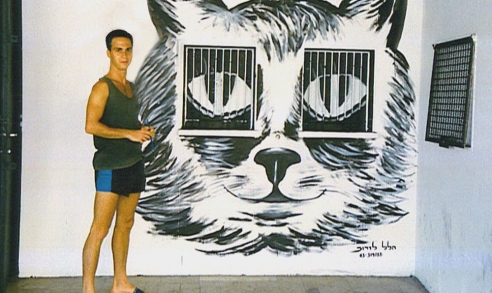 ציור של חתול על קיר