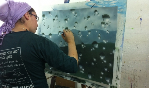 תלמידה בבית הלל מציירת