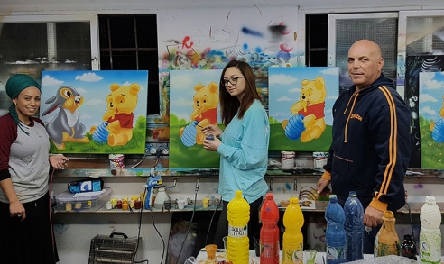 תלמידים מציירים את פו הדב