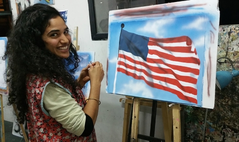 תלמידה מציירת באיירבראש את דגל אמריקה