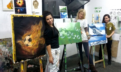 מגוון ציורים של תלמידים