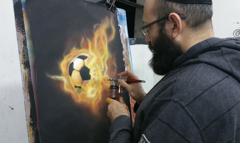 ציור של כדורגל עולה באש