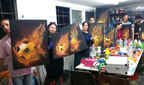 תלמידים מציירים כדור רגל עולה באש