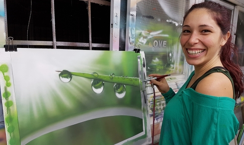 תלמידה במרכז לזרוב מציירת טיפות על עלה