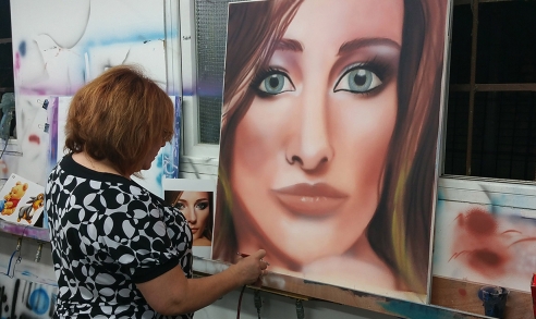 ציור של אישה בעזרת איירבראש