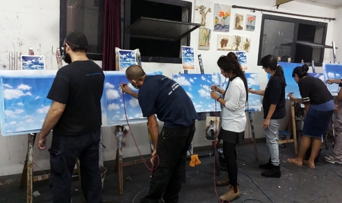 תלמידים מציירים באיירבראש שמיים