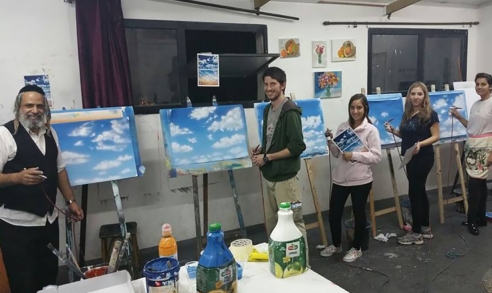 תלמידים מציירים את השמיים