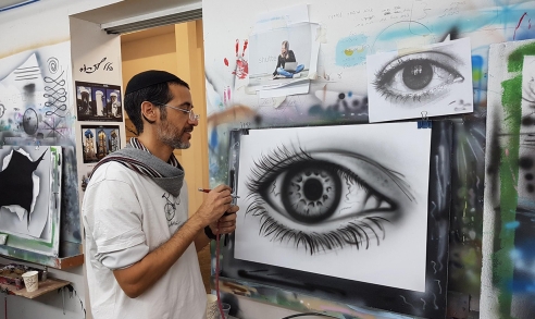 ציור של עין עם פרטים מדויקים בזכות האיירבראש