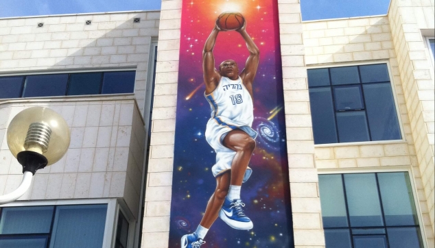 אולם ספורט ציור לאורך כל הבניין