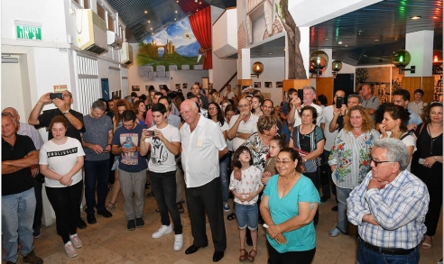 אנשים מהקהל בתערוכה של הלל