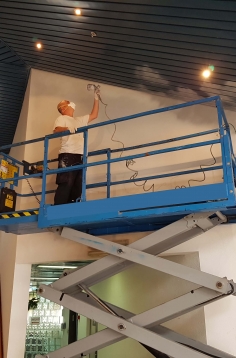 האמן במהלך עבודתו (1)