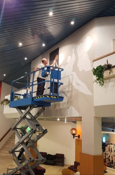 האמן במהלך עבודתו (10)