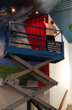 האמן במהלך עבודתו (16)