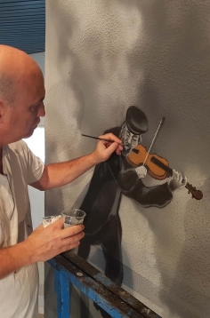 האמן במהלך עבודתו (3)