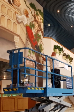 האמן במהלך עבודתו (6)