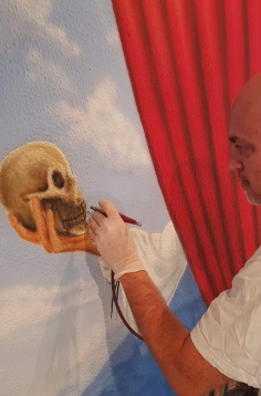 האמן במהלך עבודתו (7)