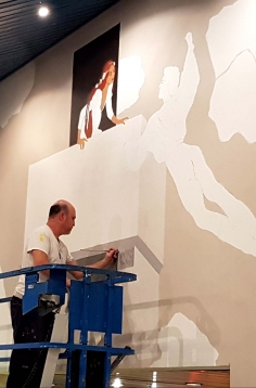 האמן במהלך עבודתו (8)