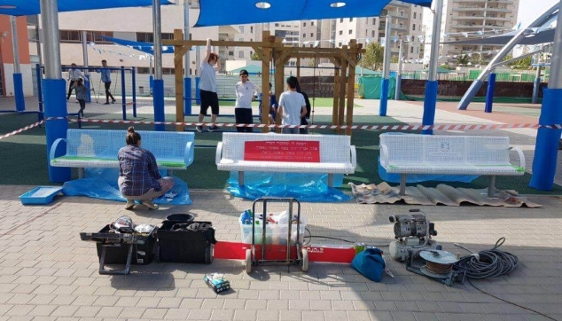 הכנות לצביעה על ספסלים