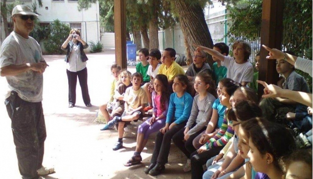 הלל לזרוב מעניק הסבר לפני שמציירים