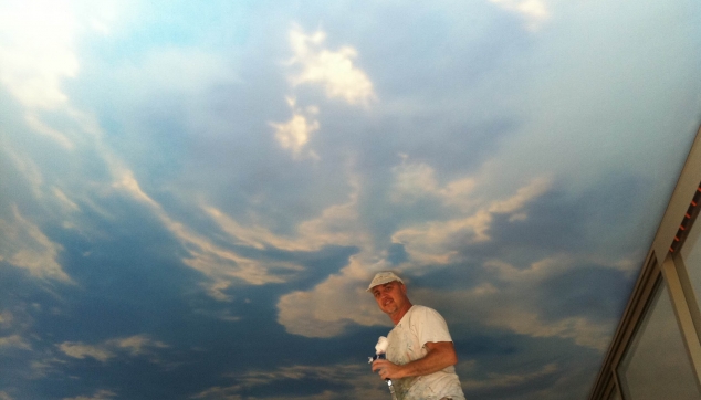 הלל לזרוב מצייר על התקרה ציור של שמיים