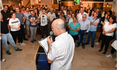 הלל לזרוב נואם בתערוכה שלו