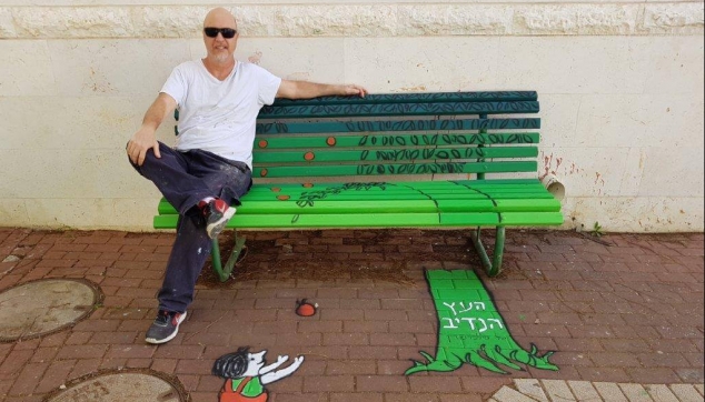 הלל לזרוב על ספסל העץ הנדיב