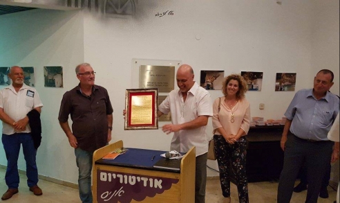 הלל מקבל תעודה בתערוכה ציורי קיר אחרת