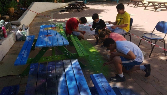 כישרונות התלמידים בציורים בבית ספרם