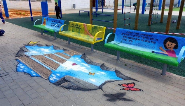 מגוון ציורים על ספסלים ורצפה