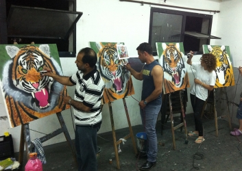 מציירים בקורס בבית הלל נמרים