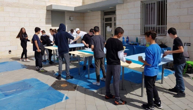 פרויקט תלמידים מציירים את קירות בית ספרם