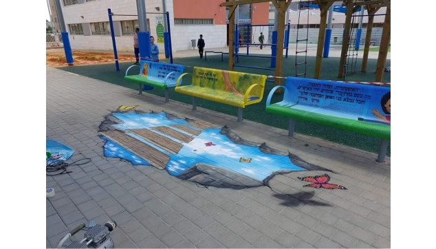 ציור איירבראש על ספסלים