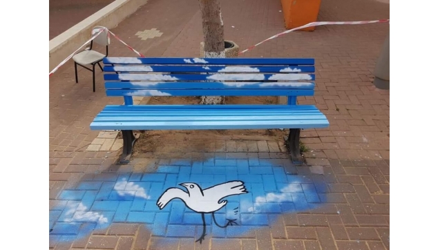 ציור איירבראש על ספסלים