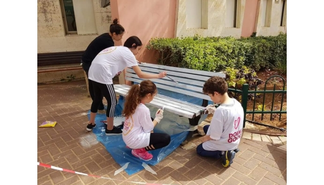 ציור איירבראש על ספסלים