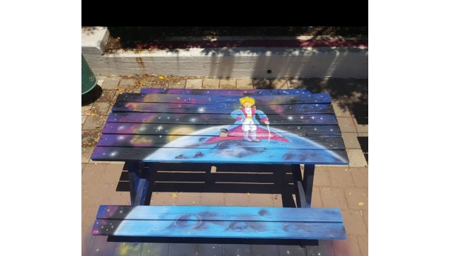 ציור איירבראש על ספסלים