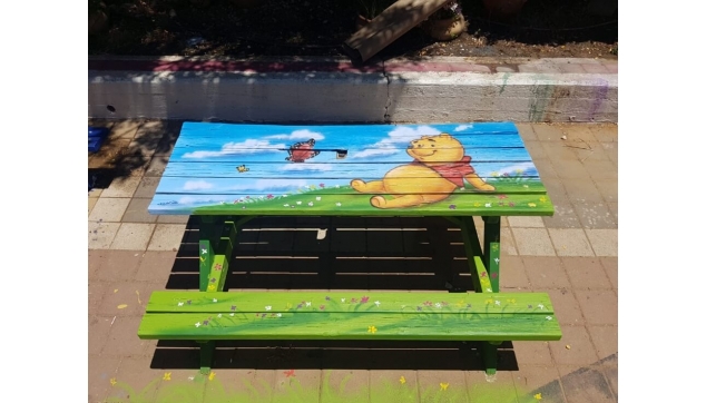 ציור איירבראש על ספסלים