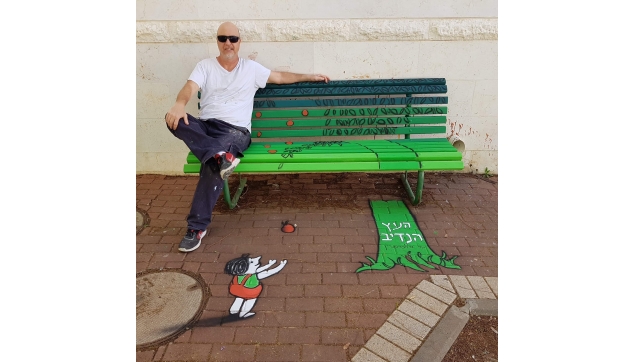 ציור איירבראש על ספסלים