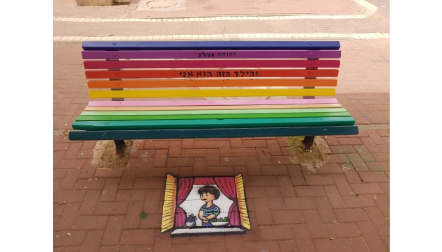 ציור איירבראש על ספסלים