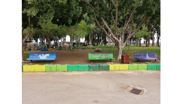 ציור איירבראש על ספסלים