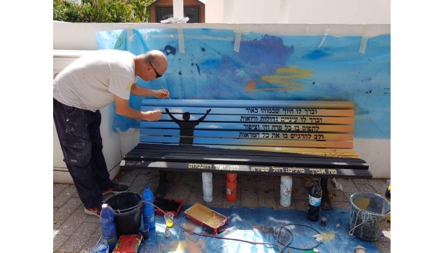 ציור איירבראש על ספסלים