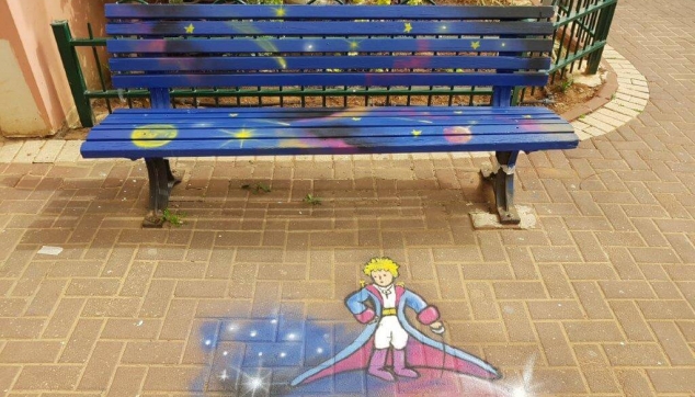 ציור של הנסיך הקטן על ספסל ורצפה