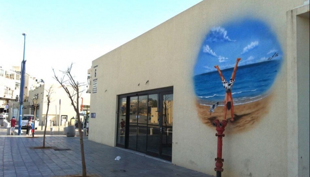 ציור של ילד בחוף ים על מבנה