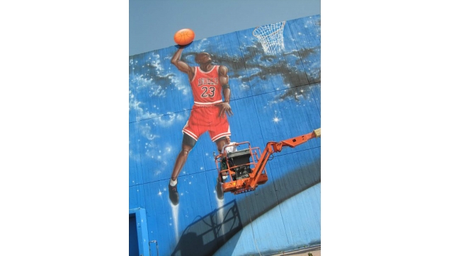 ציורי קיר במהלך העבודה