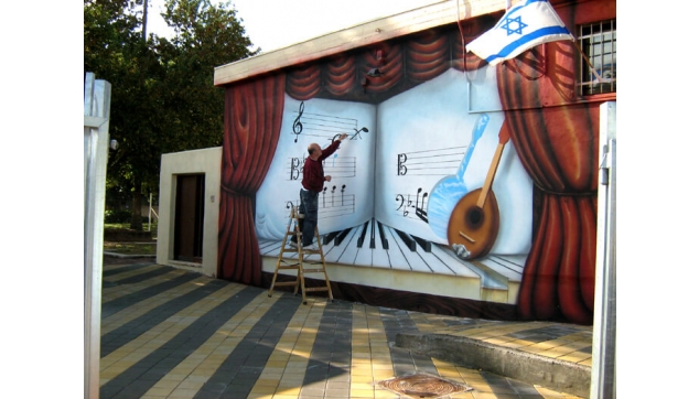 ציורי קיר במהלך העבודה