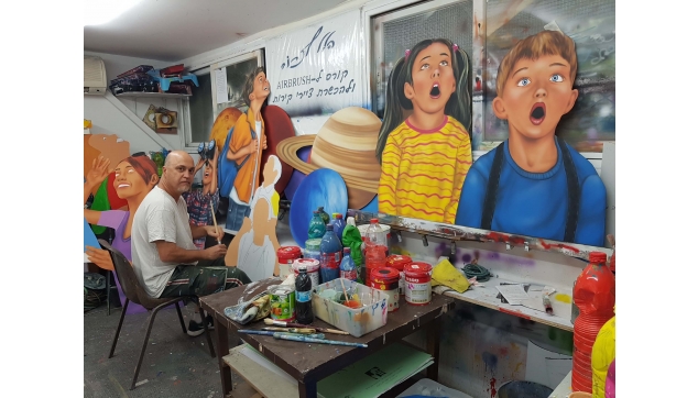 ציורי קיר במהלך העבודה